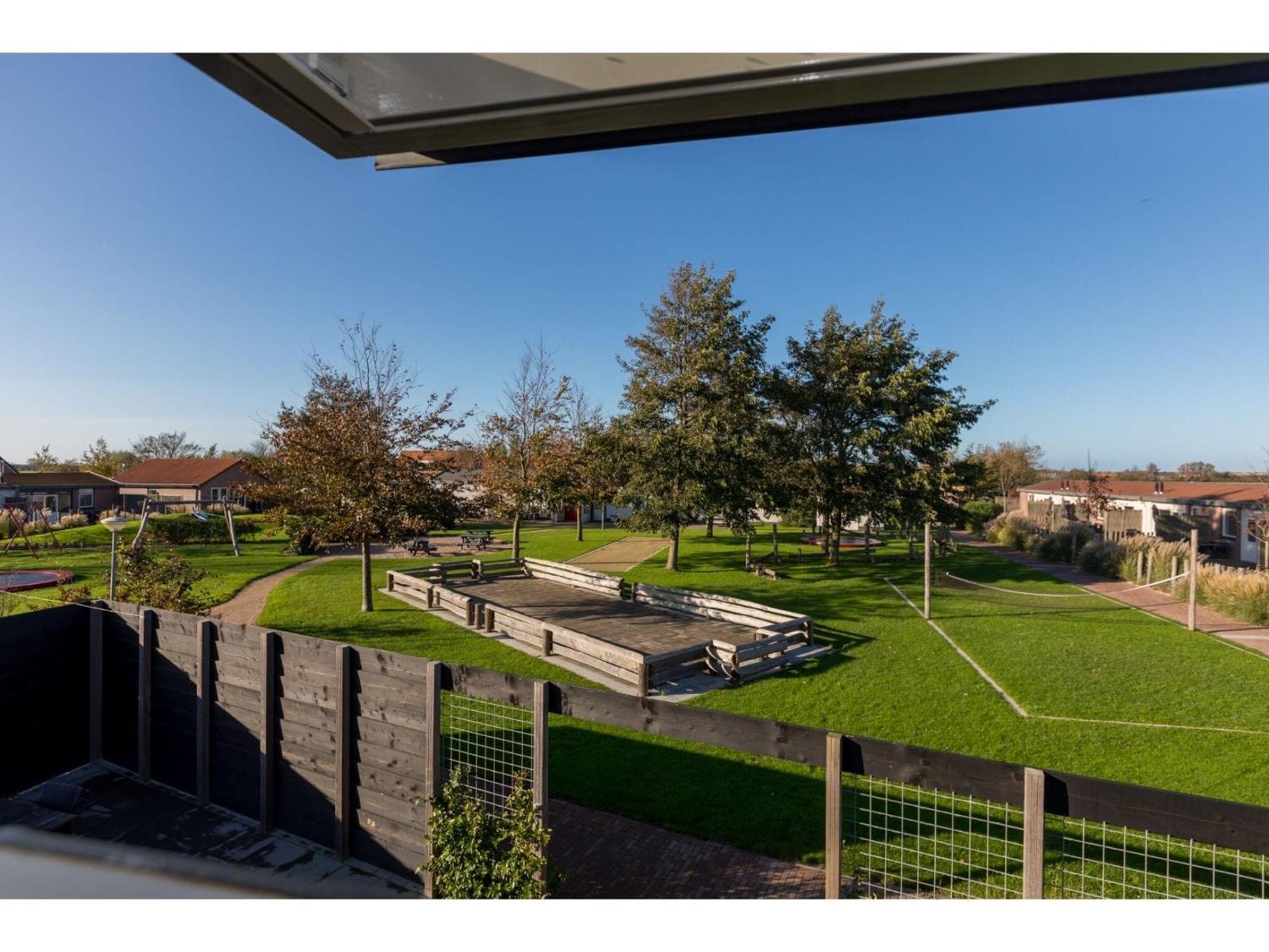 Family House On A Small Park With A Large Playing Field Serooskerke  Buitenkant foto
