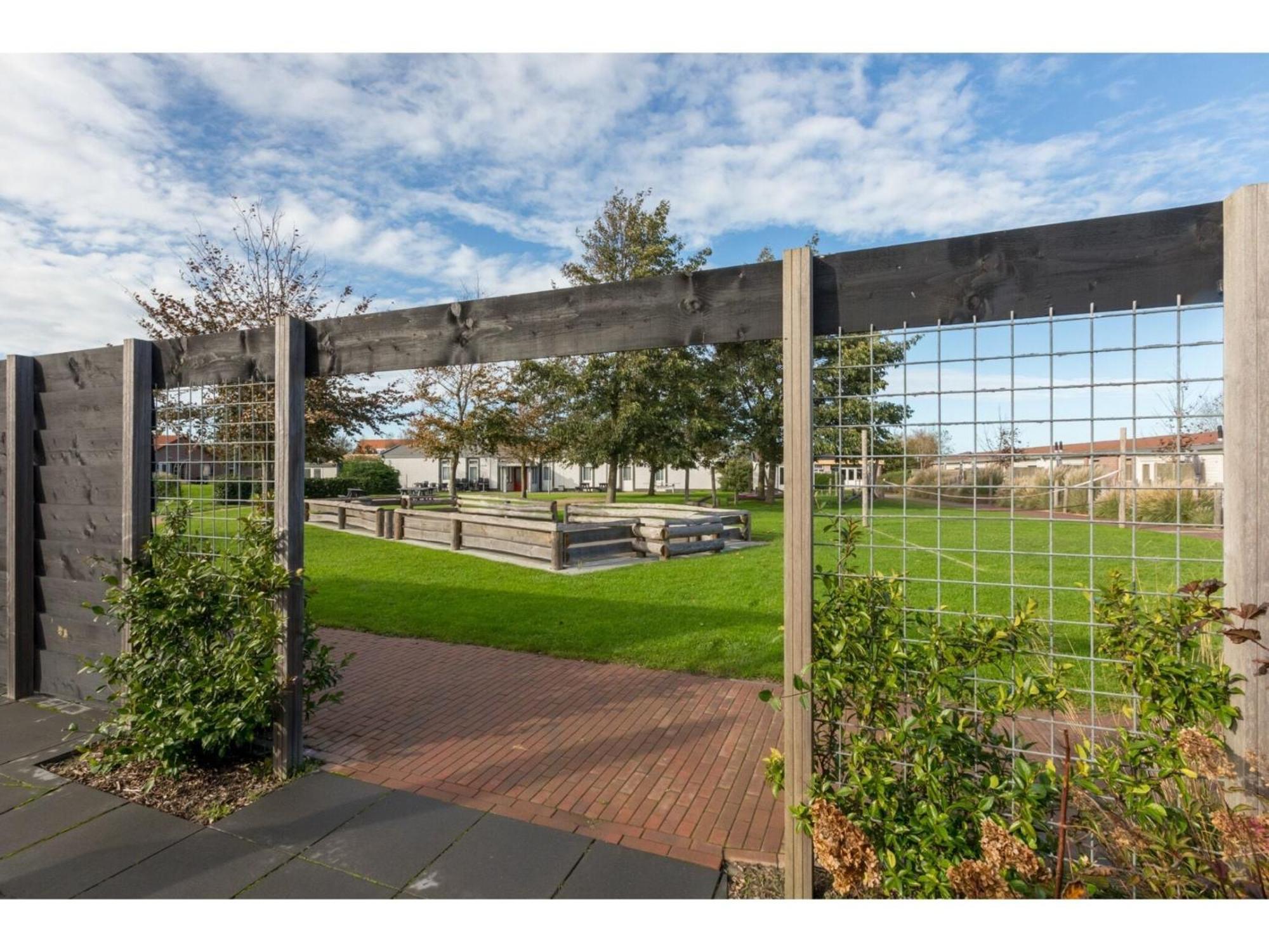 Family House On A Small Park With A Large Playing Field Serooskerke  Buitenkant foto