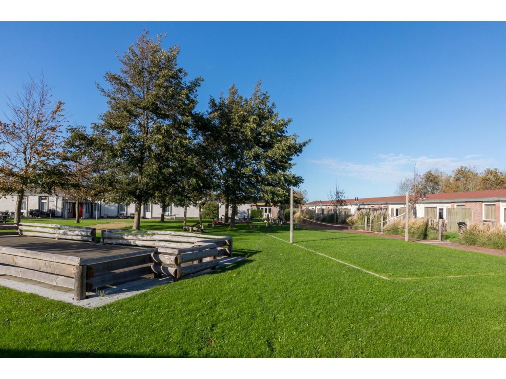 Family House On A Small Park With A Large Playing Field Serooskerke  Buitenkant foto