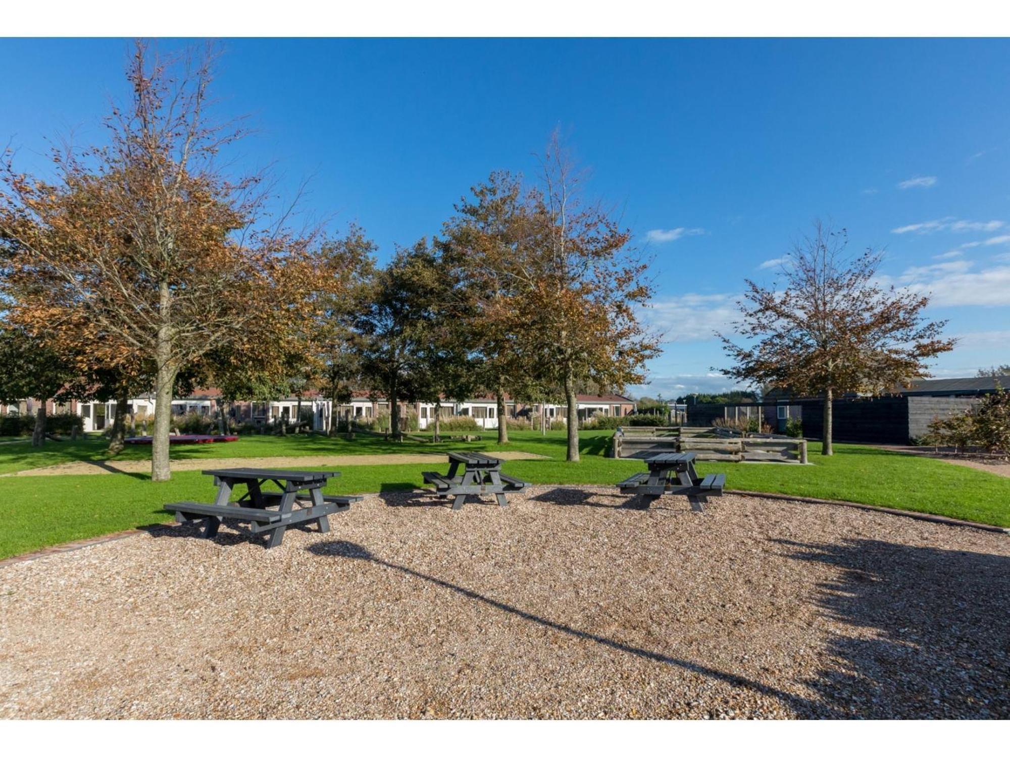 Family House On A Small Park With A Large Playing Field Serooskerke  Buitenkant foto